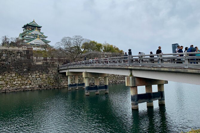 Osaka Highlights: 4Hrs Guided Walking Tour with a Native Expert - Stop 1: Osaka Castle, the views and the story you can use
