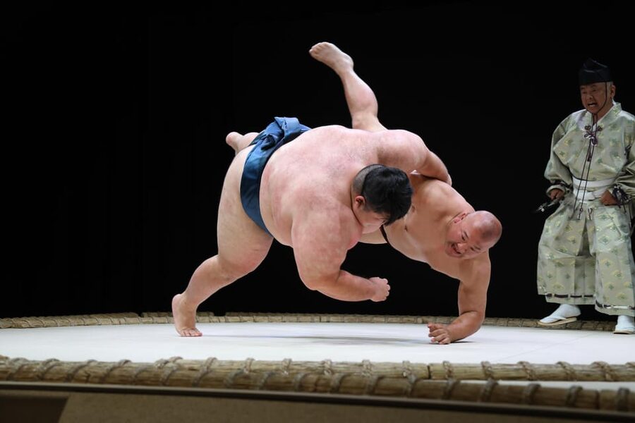 Osaka: Sumo Stage Show with Bento or Snack + Fight & Photo - The Sumo Show: elevated ring action with former pros