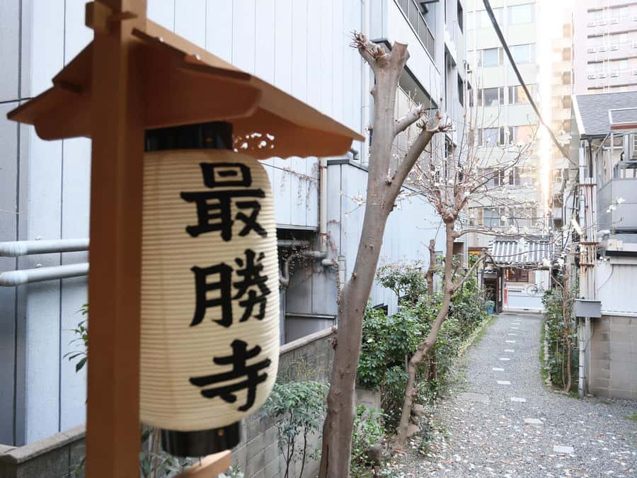 Osaka Temple Cool Foot Bath & Matcha Experience〈45min〉 - Temple worship and incense: what the steps are trying to do