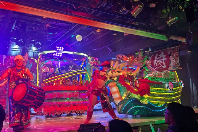Samurai Show Ticket with 2 Drinks：SHINJUKU <em>18 years or older – Key things to know before you go’ /></p>
<ul>
<li><strong>Two included drinks</strong>: alcoholic or non-alcoholic, your choice.</li>
<li><strong>A spectacle-heavy venue in Kabukicho</strong>: neon lights, sounds, and a seriously dramatic interior.</li>
<li><strong>Robots plus samurai and ninjas</strong>: expect high-energy action and choreography.</li>
<li><strong>Two breaks during the show</strong>: you can order more, but it’s cash only for extra food and drinks.</li>
<li><strong>Strict age and ID checks</strong>: bring proof of age, and understand the alcohol rule (served only 20+).</li>
</ul>
<h2 id="samurai-restaurant-in-shinjuku-what-kind-of-experience-is-this">Samurai Restaurant in Shinjuku: what kind of experience is this?</h2>
<p><img width="669" height="446" decoding="async" src=