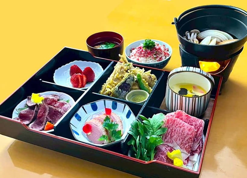 Sapporo: Sumo Show Experience with Japanese food & Photo - Souvenirs and the photo set: gift bag plus wrestler picture