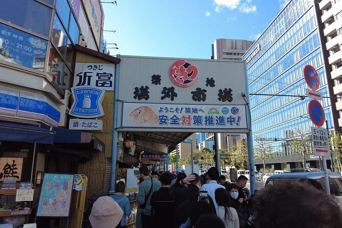 Shinjuku: Food Tour – 15 Dishes & 3 Drinks at 4 Eateries - Stop 2: Kabukicho’s local energy and the hunt for a seat