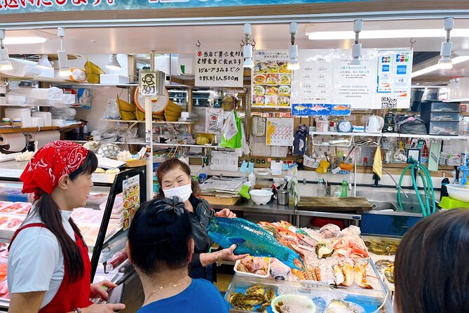 Sushi Making Experience Class in Naha Makishi Public Market - The market tour portion, learning by watching and asking