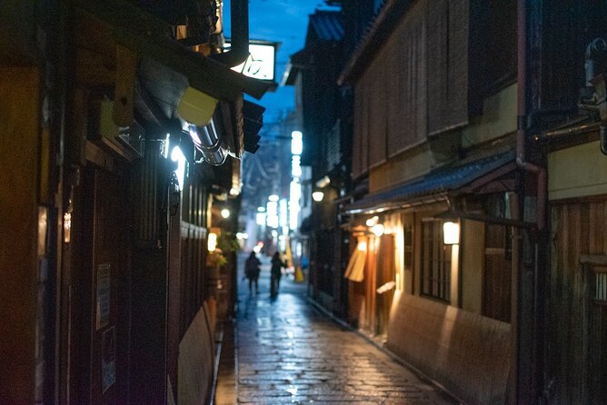 Takashi's local food adventure through Gion Kyoto tips of Ramen - Gion after-dark: from Gion-Shijo Station into lantern alleys