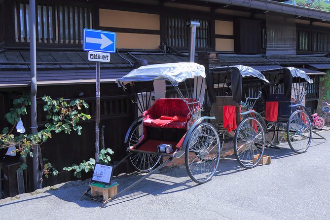 Takayama and Shirakawago/Photoshoot by professional photographer - Stop 2: Takayama old town, especially Sannomachi Street