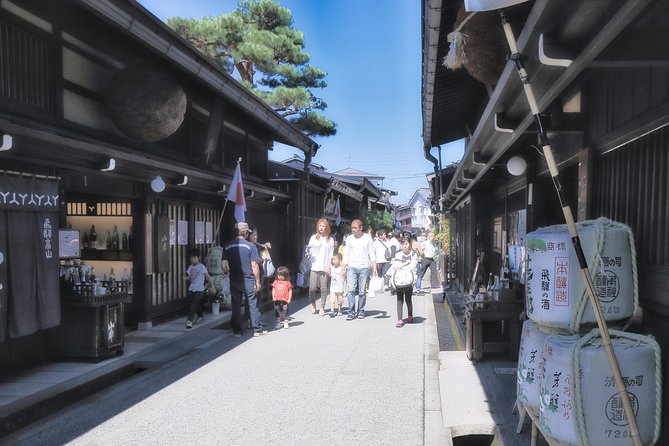 Takayama and Shirakawago/Photoshoot by professional photographer - Your guide-photographer and how the “photo session” really helps