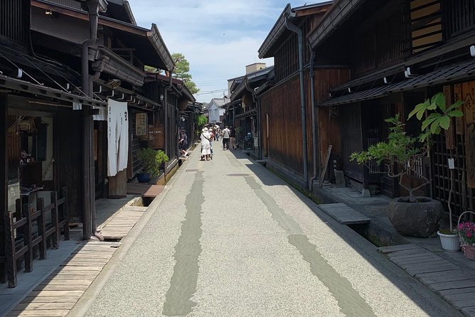 Takayama Old Town Walking Tour with Local Guide - Key highlights to look for