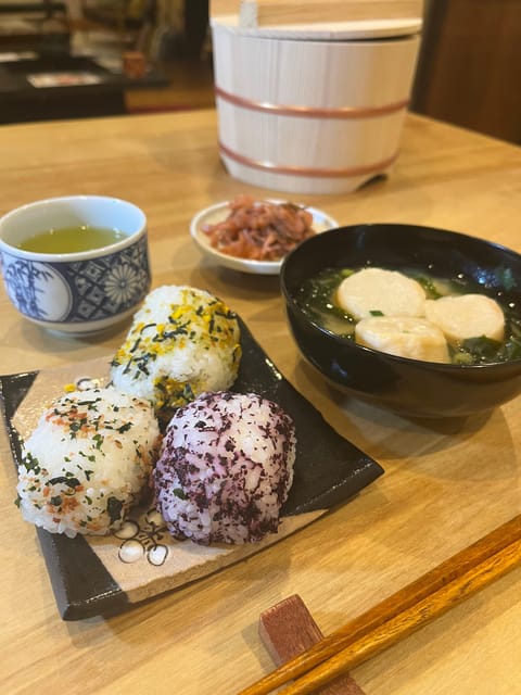 Takayama: Onigiri and miso soup making at a buddhist temple - Rice balls 101, how temple staff teach the shape