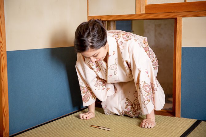 Tea Ceremony experience with simple kimono in Okinawa - Step-by-step through the tea room and the Ryurei table setup