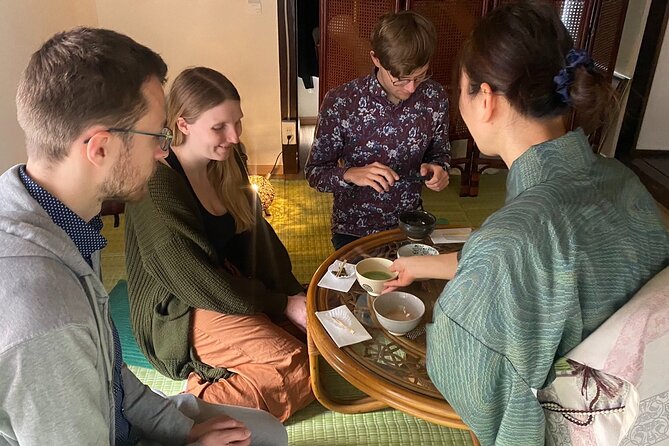Tea Ceremony in a Century-old Japanese Town House - The demonstration: watch closely, then try for yourself