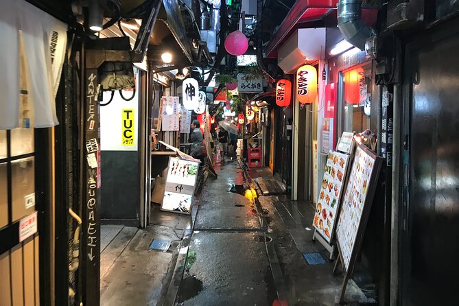 The Dark Side of Tokyo - Night Walking Tour Shinjuku Kabukicho - Narrow bar districts, the quiet between crowds