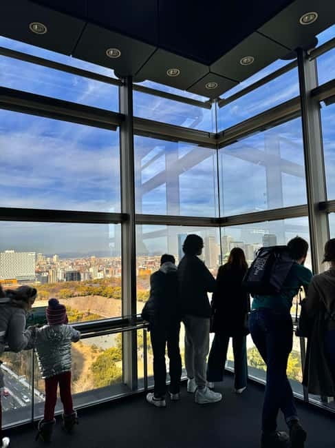 (Ticket Included) Explore Osaka Castle & Museum of History - English and Indonesian guidance in a small group of 10