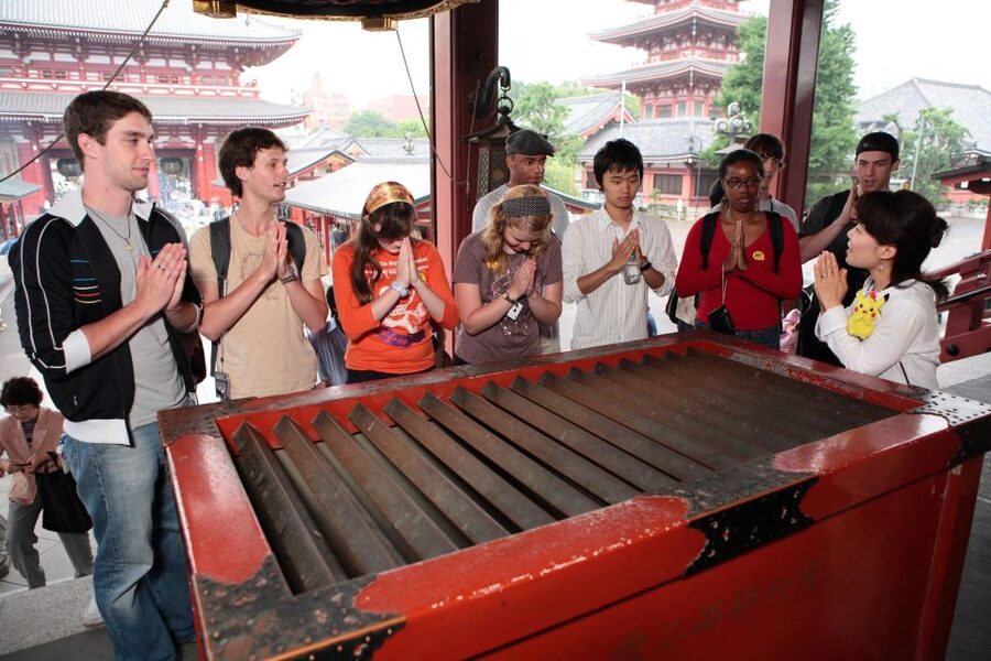 Tokyo: A Half-Day Trip Bus Tour in the Morning - Sensō-ji in Asakusa: temple structure plus Nakamise street energy