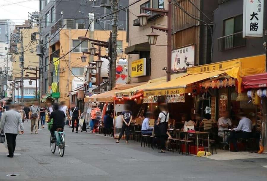 Tokyo: Asakusa, Kappabashi, and Ueno Walking Tour - Guides and group experience, from rain flexibility to meal help