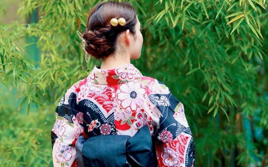 Tokyo: Asakusa Kimono Rental Experience - Included extras you should actually use: storage, sandals, and hairstyling