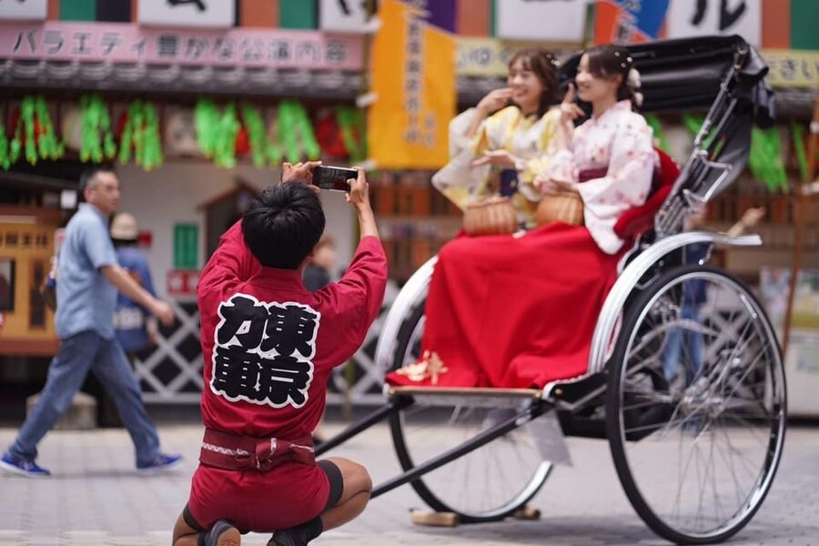 Tokyo: Asakusa tour by rickshaw - Asakusa from a rickshaw seat, 2 meters up