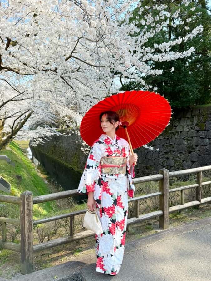 Tokyo Asakusa: Traditional Kimono Rental Experience at Wargo - The dressing session: what you can expect in under an hour