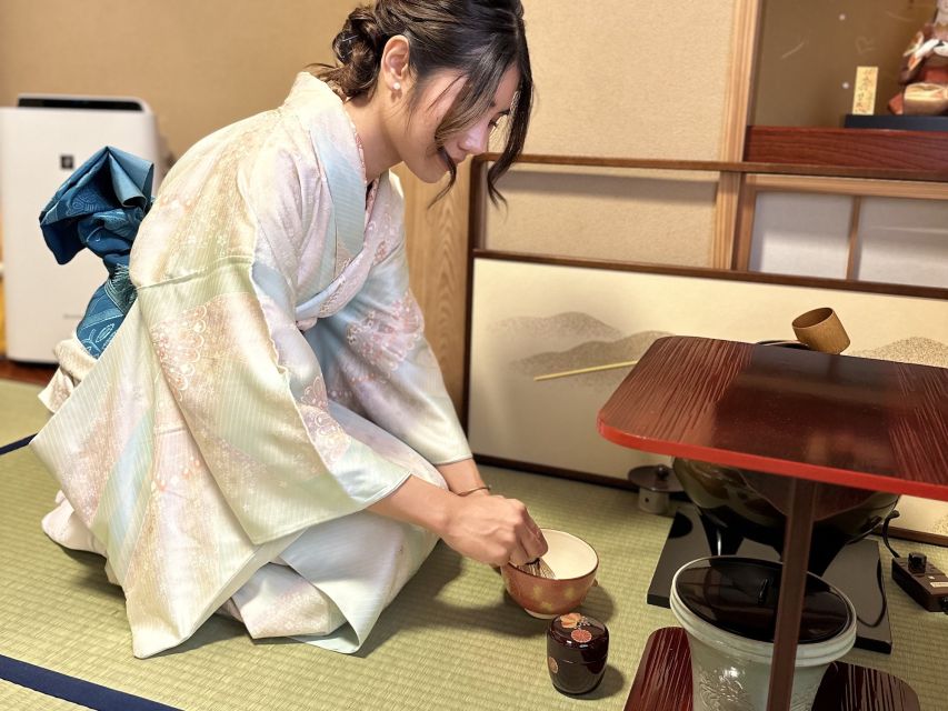 Tokyo:Genuine Tea Ceremony, Kimono Dressing, and Photography - Walking manners with the AKIZAKURA umbrella