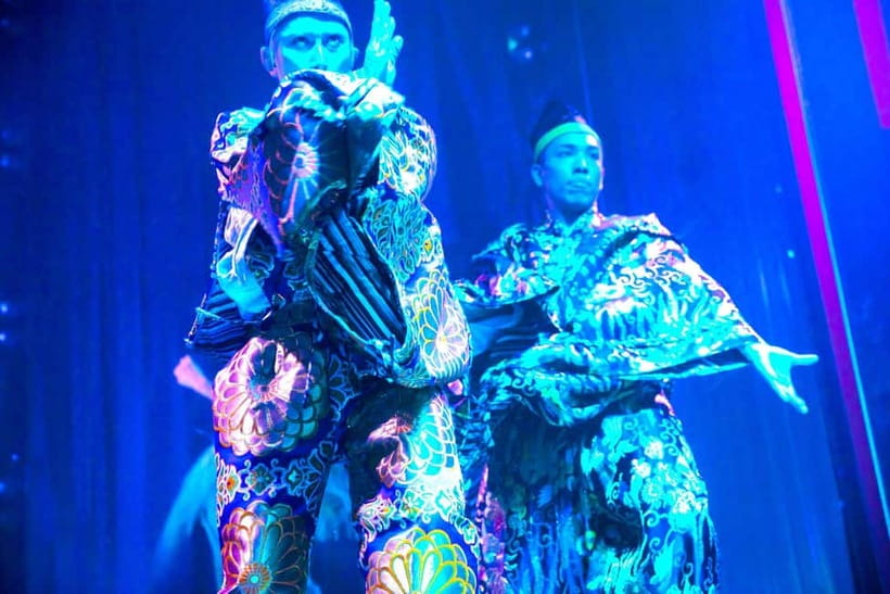 Tokyo GINZA: KONPARU Japanese Cabaret Show with Drink - The Pre-show Moment: When Performers Join the Room