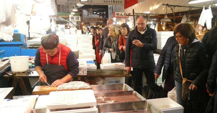 Tokyo: Guided Walking Tour of Tsukiji Market with Breakfast - Walking Tsukiji like a guided food route, not a food maze