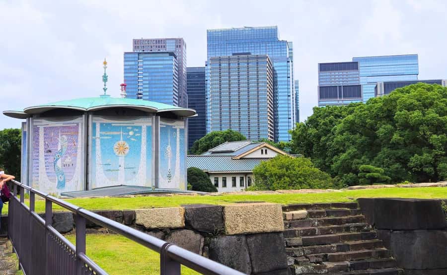 Tokyo: Imperial Palace Japanese History Walking Tour - Meeting Up at Starbucks by Wadakuramon Fountain