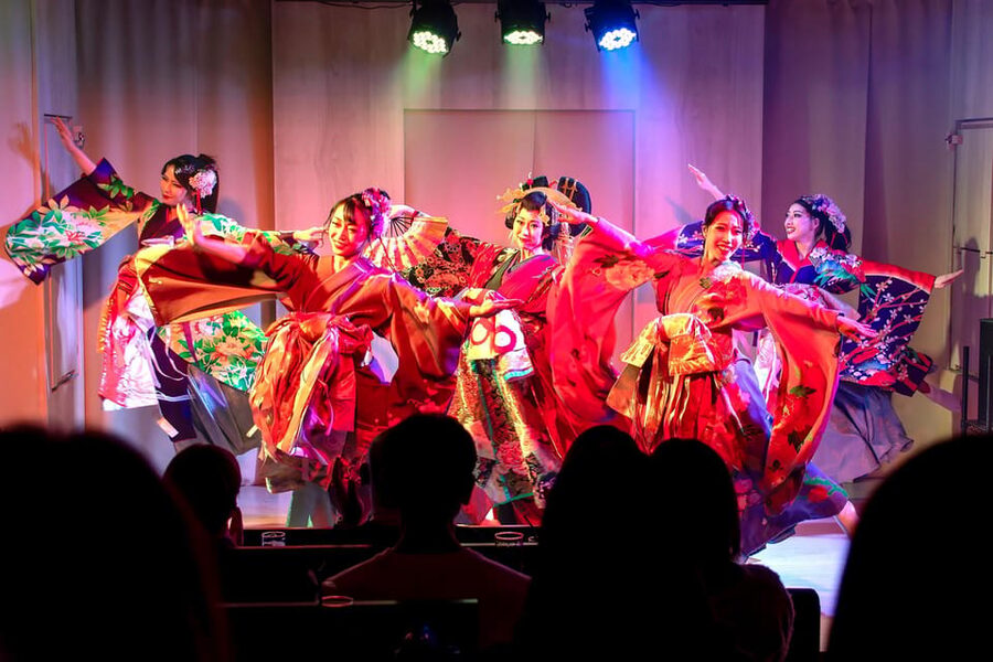 Tokyo: Japanese Dance Cabaret Theater Asakusa-Kaguwa Ticket - Enter Asakusa Kaguwa: the red interior and your built-in warm-up