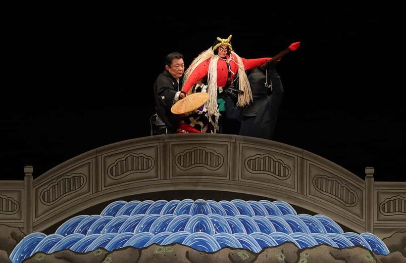 Tokyo: KABUKI, BUNRAKU, etc. presented by National Theatre - Kabuki and Bunraku with English audio: what the guide actually does
