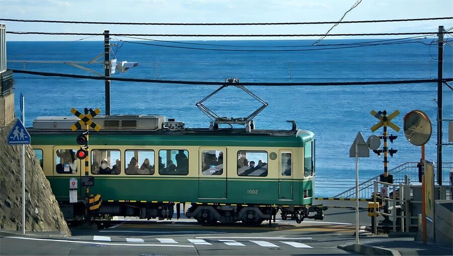 Tokyo: Kamakura & Enoshima Day Tour with Pickup & Train Ride - Komachi Street: snacks, souvenirs, and a short shopping reset