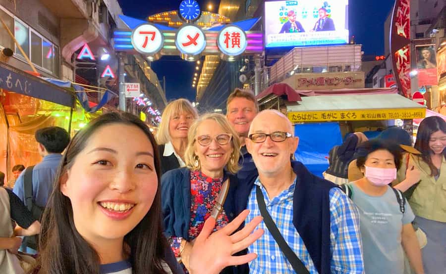 Tokyo: Locals´ Secret Food Tour // Eat like a Japanese - Stop 1: Sushi inside Ueno Station, fresh fish and real lines
