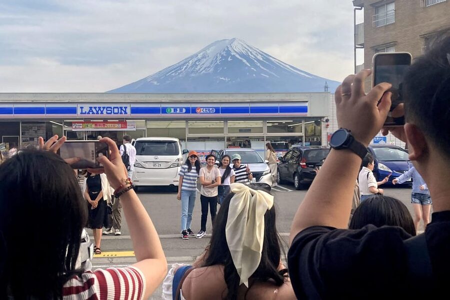 Tokyo: Mt. Fuji & Hakone Private Custom Tour English Driver - Kawaguchiko, Oishi Park, and Saiko Iyashi-no-Sato: lakes, reflections, and old village charm