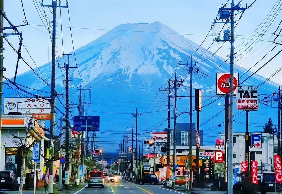 Tokyo: Mt Fuji Lake Kawaguchi & Yamanaka Hot Spring Day Tour - A second Fuji photo moment, then Lawson Kawaguchiko Station for real street shots