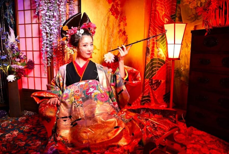 Tokyo: Private Makeover Photography Studio in Luxury Kimono - Picking an Oiran-Style Kimono and Accessories