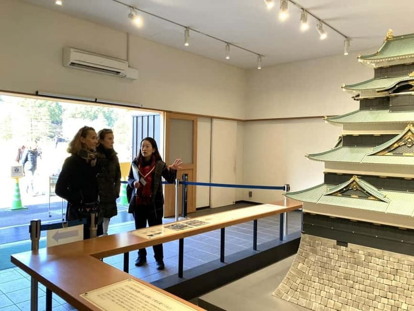 Tokyo: Pvt. Tour - Edo Castle & Imperial Palace East Gardens - A 2-hour private tour that starts right by Otemachi