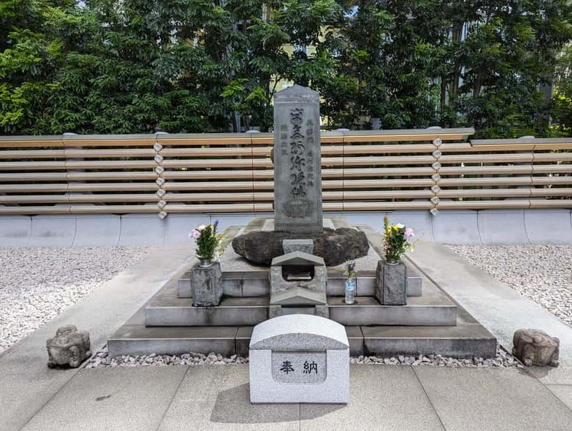 Tokyo: Samurai History Walking Tour - Starting at Marunouchi Square, then straight into the story