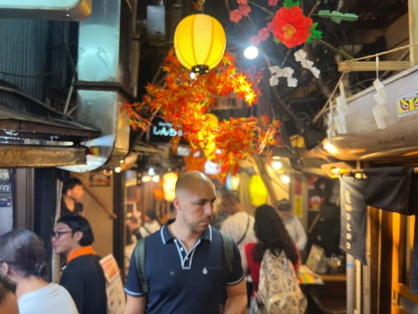 Tokyo: Shinjuku Food Tour (15 Dishes and 4 Eateries) - Meeting point and WhatsApp: start smooth at α 107 Building