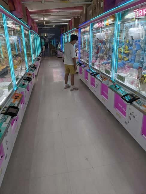 Tokyo Shinjuku : Private Walking Night Tour with Pachinko - Kabukicho Back Alleys and Game Culture on Foot