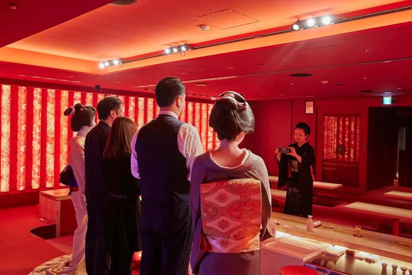Tokyo: Traditional Geisha Experience Show & Japanese Dinner - Photos with the geisha in kimono: how to make it look good