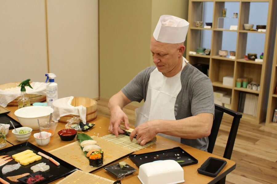 Tokyo: Tsukiji Market Guided Tour & Sushi-Making Experience - The time change: taking public transport to a sushi kitchen near Tokyo Tower