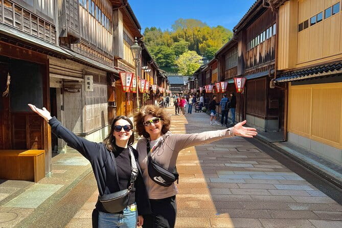 True Kanazawa: Private Walking tour with a Local guide - Kenrokuen Garden: Picking a Season-Perfect Classic