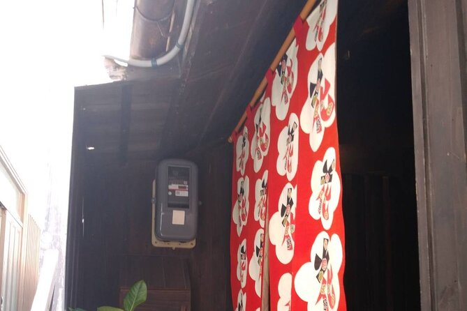 Walking around town in a kimono, you can choose your favorite kimono from the traditional Okinawan costumes "Ryuso", "Kimono", "Yukata" 《Hairset & Lipstick & Kimono & Rental Fee》All Comic Book - The Photo Session: One Pose with Staff Help, Then You Explore